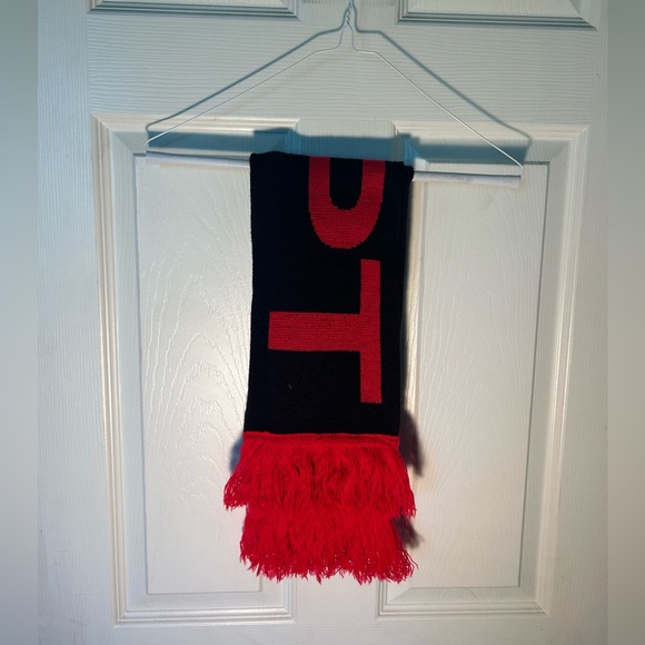 Gosha Scarf - Picture 2 of 2